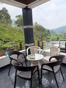 Kettieagle resort的阳台上的桌子和椅子，可以欣赏美景