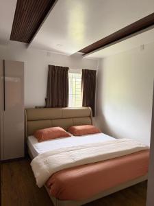 Kettieagle resort的一间卧室，床上有两个枕头 更多6张照片