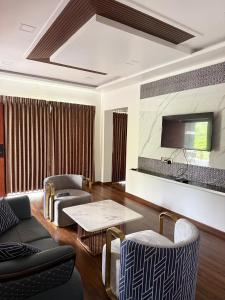 Kettieagle resort的带沙发的客厅和墙上的电视