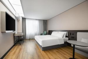 Ένα ή περισσότερα κρεβάτια σε δωμάτιο στο Hanting Hotel Shenzhen Guanlan Foxconn