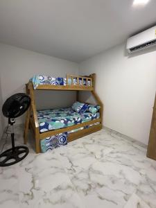 Giường trong phòng chung tại apartamentos S & J