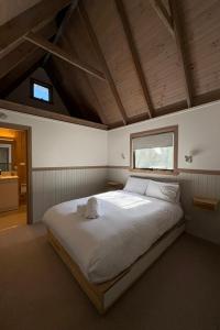 丁诺高原Tanglewood的房间里有一张白色大床的卧室