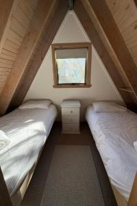丁诺高原Tanglewood的阁楼卧室设有两张床,配有窗户 更多4张照片