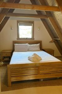 丁诺高原Tanglewood的阁楼里有一张大床的卧室