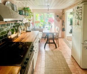 Nhà bếp/bếp nhỏ tại Cottage With Sauna By Verkaån Near Haväng