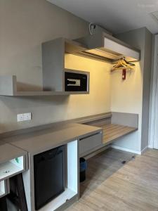 八打灵再也QQQ hotel type room Empire Damansara的空的厨房,配有柜台和微波炉