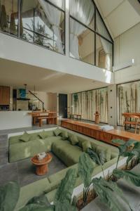 een woonkamer met een groene bank en een tafel bij Moon Rock Villas by Ribas in Darmasaba