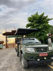 un camión verde estacionado al costado de una carretera en Hotel Dobhan, en Bharatpur