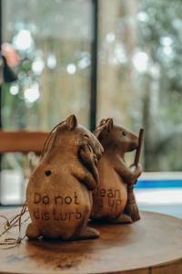 een paar dierenbeeldjes die op een tafel staan bij Moon Rock Villas by Ribas in Darmasaba +25 foto's