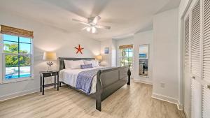 Un dormitorio con una cama y un ventilador de techo. en Island Escape - 638, en Siesta Key 72 fotos más