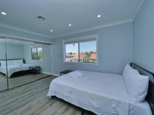 En eller flere senge i et værelse på Renovated 5 Bd 3 Ba AC Private Deck Lawn + 97 billeder