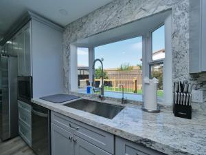 Swimmingpoolen hos eller tæt på Renovated 5 Bd 3 Ba AC Private Deck Lawn