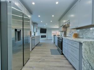 Køkken eller tekøkken på Renovated 5 Bd 3 Ba AC Private Deck Lawn