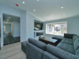 Et opholdsområde på Renovated 5 Bd 3 Ba AC Private Deck Lawn