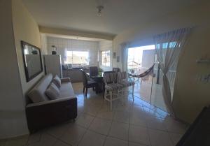 Khu vực ghế ngồi tại Ótimo apartamento com ampla sacada e vista pro mar