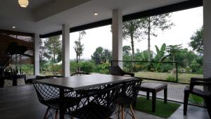 Un balcon sau o terasă la Villa Dalia Puncak NA6-12