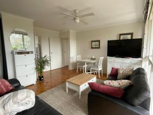 Μια τηλεόραση ή/και κέντρο ψυχαγωγίας στο Great location - 5 minutes to the beach and shops