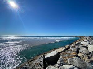 Iluka Sea Spray في إيلوكا: إطلالة على المحيط من شاطئ صخري