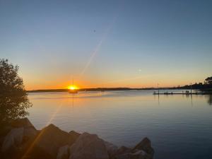 Iluka Sea Spray في إيلوكا: غروب الشمس على جزء كبير من الماء