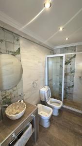 a bathroom with a toilet and a sink at Chiara's Apartament panoramico in Santa Teresita