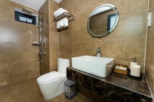 Ένα μπάνιο στο Phú Châu Motel