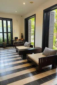 Habitación con 3 camas en un suelo a cuadros en Prana Hotel, en Siem Reap 48 fotos más