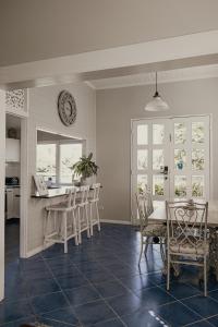 默威伦巴The Little River Cottage - Riverfront Retreat的厨房兼餐厅，配有桌椅