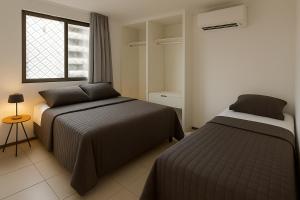 um quarto com duas camas e uma janela em Atlantic Ocean Residence em Fortaleza mais 60 fotografias
