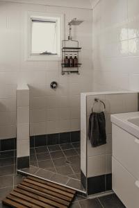 默威伦巴The Little River Cottage - Riverfront Retreat的浴室配有淋浴和洗手池 更多47张照片