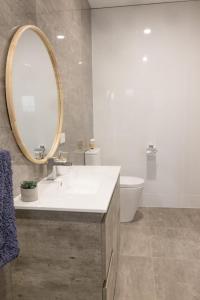 卡德韦尔Hichinbrook Lodge, waterfront的带水槽、镜子和马桶的浴室