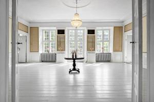 UllerslevにあるManor With Soul Between Forest And Lake On Funenの中央にテーブルがある大きな部屋