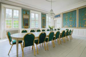 UllerslevにあるManor With Soul Between Forest And Lake On Funenの長いテーブルと椅子のある会議室