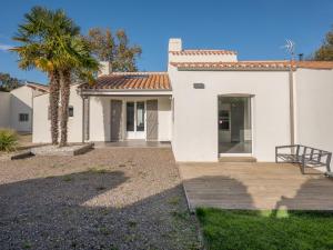 Sainte-FoyMaison 4 chambres avec piscine et jardin proche plage - FR-1-197-625的一栋白色的房子，前面有一棵棕榈树