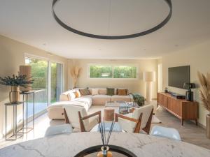 Sainte-FoyMaison 4 chambres avec piscine et jardin proche plage - FR-1-197-625的客厅里有一张沙发和一台电视