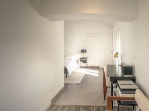 Sainte-FoyMaison 4 chambres avec piscine et jardin proche plage - FR-1-197-625的白色的客房设有一张床、一张书桌和一间卧室