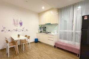 Η κουζίνα ή μικρή κουζίνα στο SETAPAK CENTRAL KL - Lavender Zetapark Suite