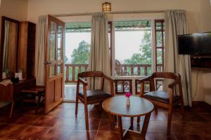 Una televisión o centro de entretenimiento en Bracknell Forest Munnar