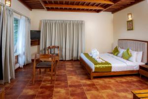 Una cama o camas en una habitación de Bracknell Forest Munnar