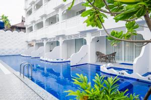 uma vista da piscina do hotel em Away Chiang Mai Thapae Resort A Vegan Retreat em Chiang Mai mais 47 fotografias