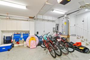 eine Gruppe von Fahrrädern, die in einer Garage geparkt sind in der Unterkunft The Sun Dial - 827 in Siesta Key