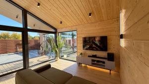 TV a/nebo společenská místnost v ubytování Дом Barnhause с баней и банным чаном