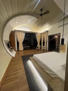 a bedroom with a large bed in a room at Glenmour Resort Ella in Ella