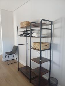 Palanda nebo palandy na pokoji v ubytování Birdsview at Barons View