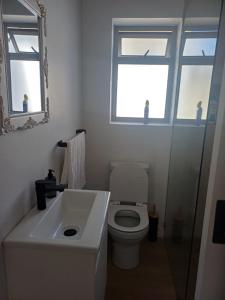 Koupelna v ubytování Birdsview at Barons View