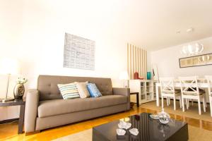 uma sala de estar com um sofá e uma mesa em Spacious Apartment in Lisbon em Lisboa