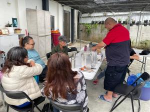 un gruppo di persone seduti intorno a un tavolo di 佳林居 a Dahu