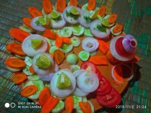 班达尔达拉Bhandardara I land Camping的桌子上摆着一堆蔬菜和水果。