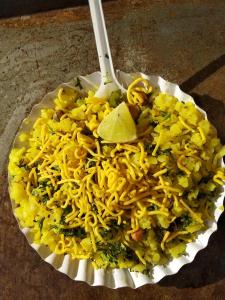 班达尔达拉Bhandardara I land Camping的一盘面条，里面插着一把叉子。