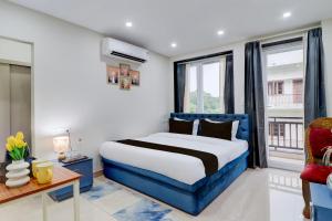 Una cama o camas en una habitación de Townhouse Rispana River Dehradun Formerly Nivasa Home Stays