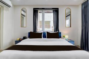 Una cama o camas en una habitación de Townhouse Rispana River Dehradun Formerly Nivasa Home Stays